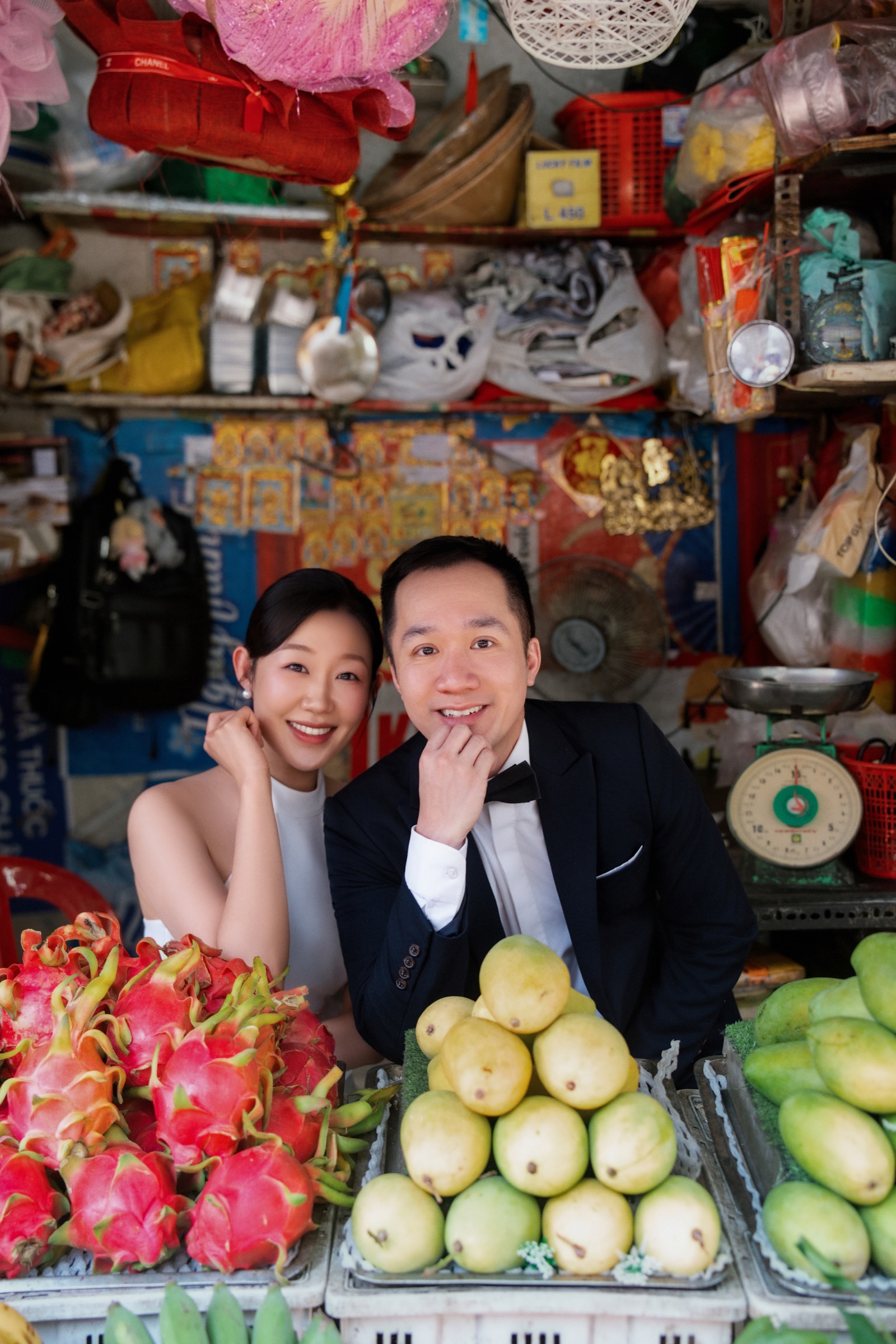 Jessica and Richard behind a fruit stall